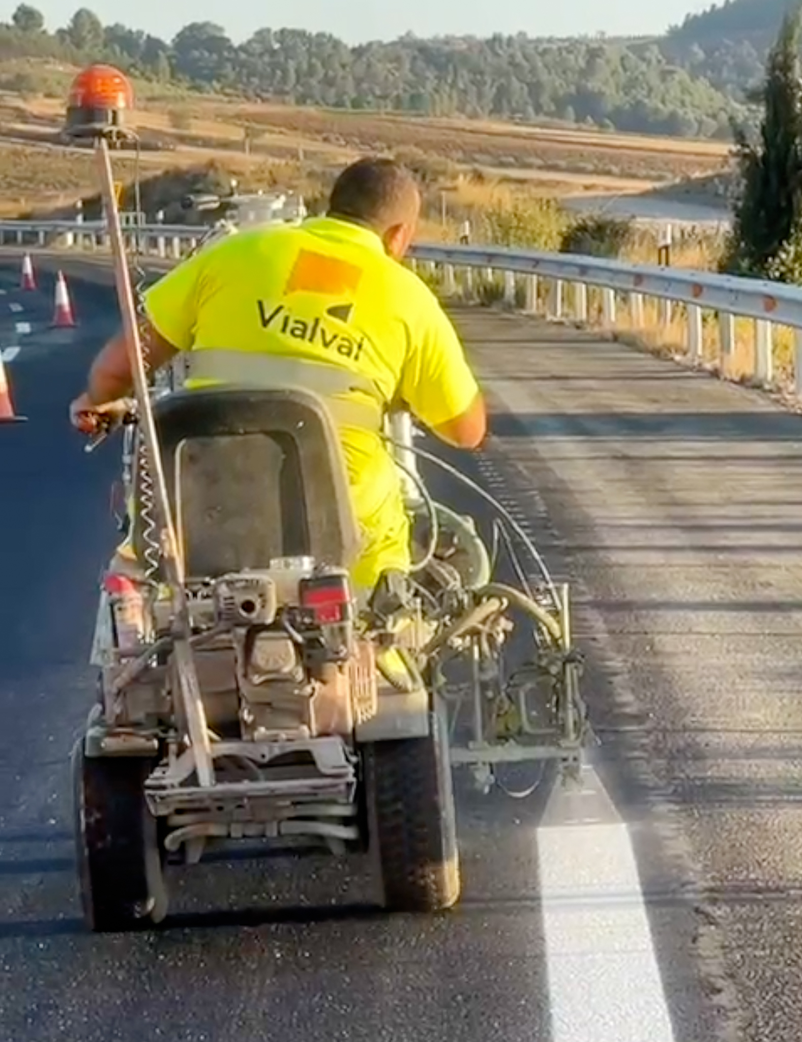 Operario aplicando pintura para señalización vial.