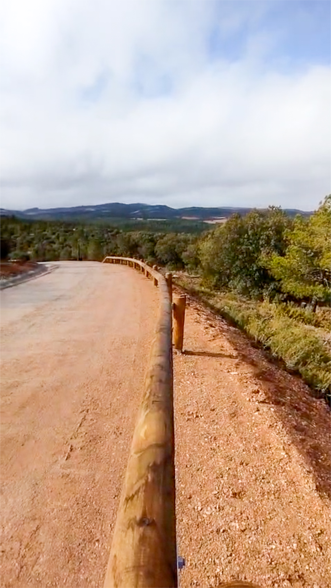 Trabajos de instalación de guardarraíles de madera realizados por Vialval
