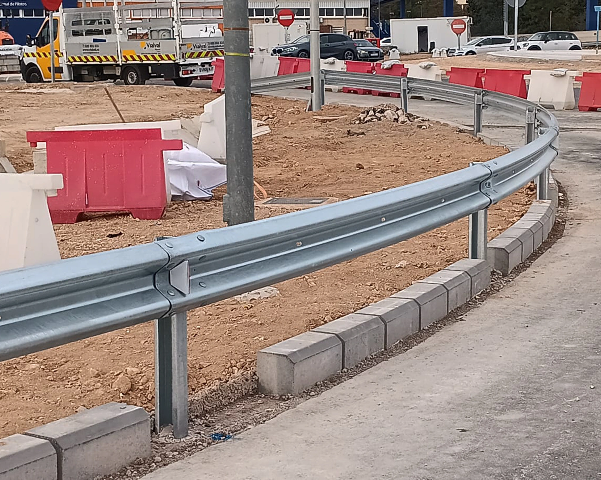 Montaje de bionda de seguridad en curva de nueva infraestructura viaria, ejecutado por Vialval empresa de señalización vial.