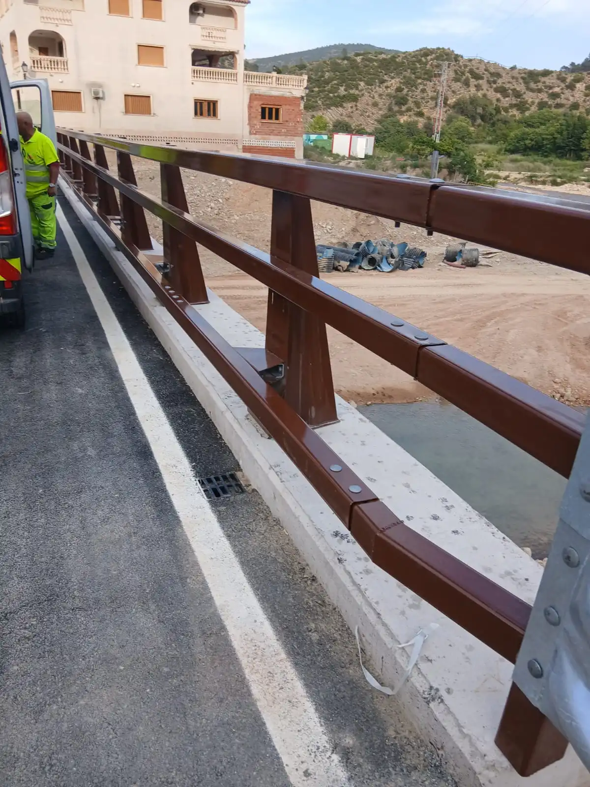Barandilla seguridad efecto madera puente protección vial integración paisajística.