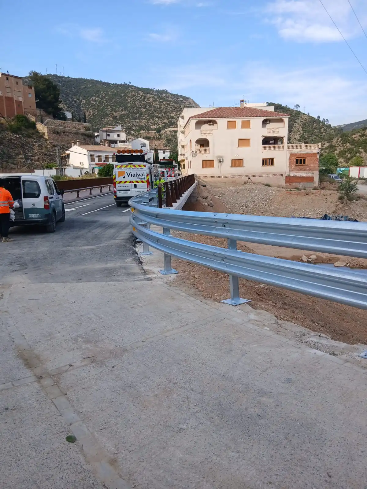Obra seguridad vial puente instalación bionda guardarraíl maquinaria vialval carretera.