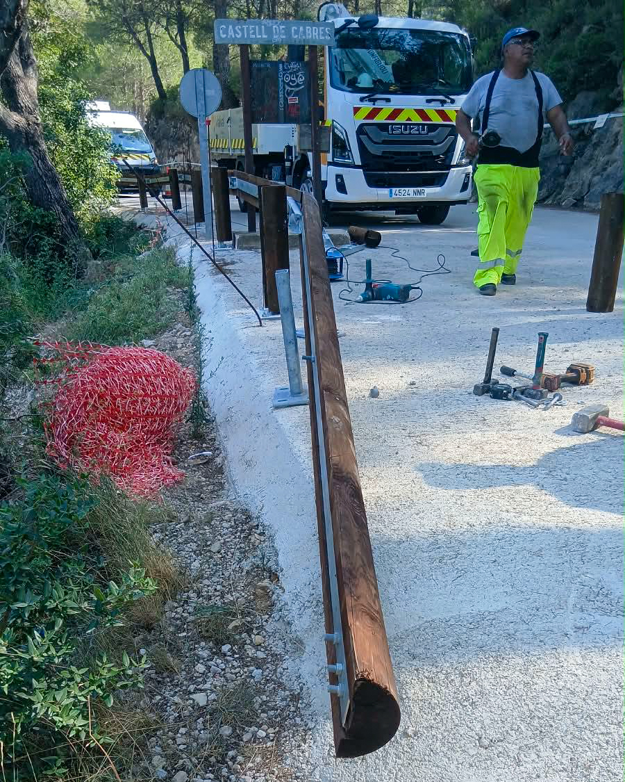 Instalación de barrera de seguridad de madera en carretera por Vialval
