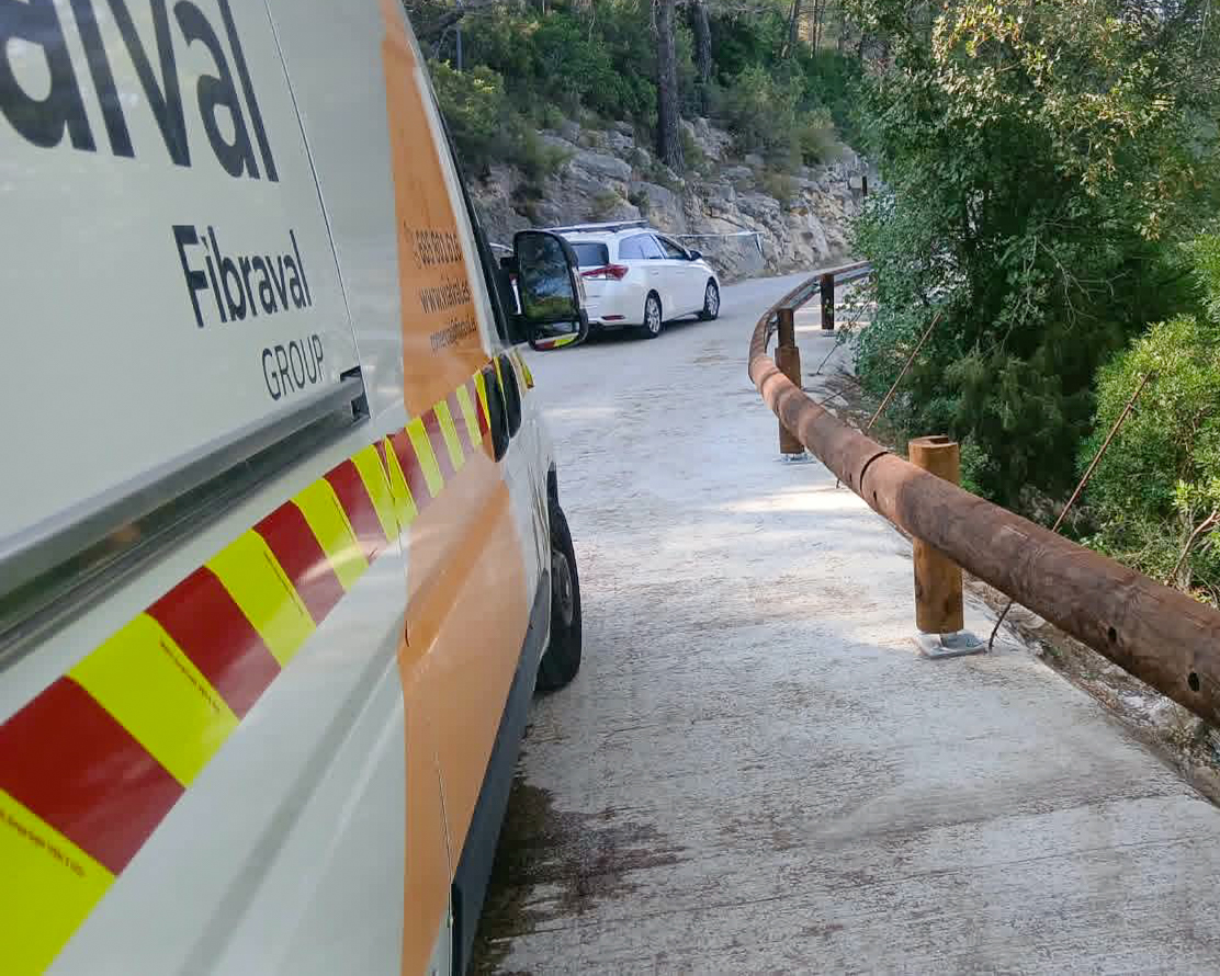 Trabajos de Vialval en la instalación de barrera de madera en carretera