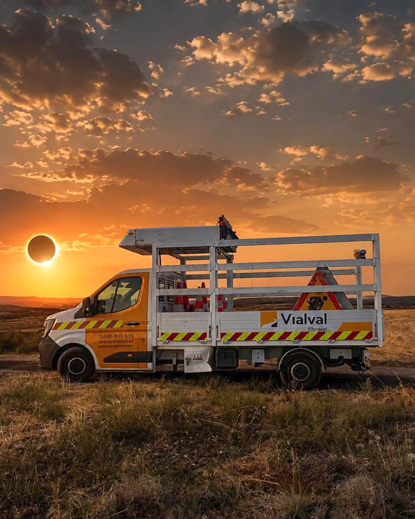 Vehículo de obra Vialval con eclipse solar de fondo.
